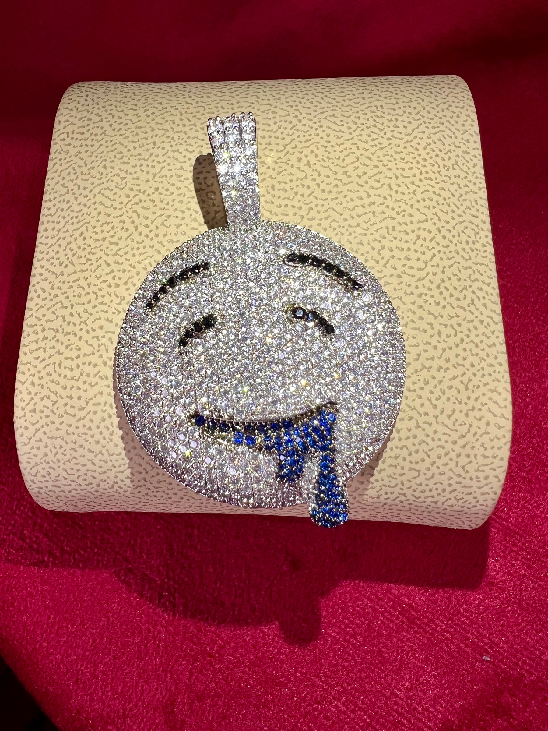 Colgante emoji Out Ice