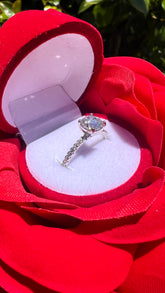 Anillo de moissanita más estuche de rosa